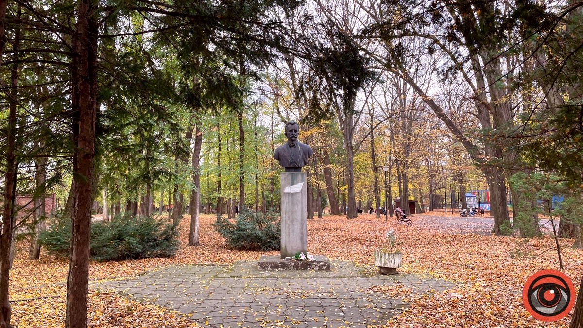 Листопадовий мінор: фоторепортаж з міського парку Коломиї 11