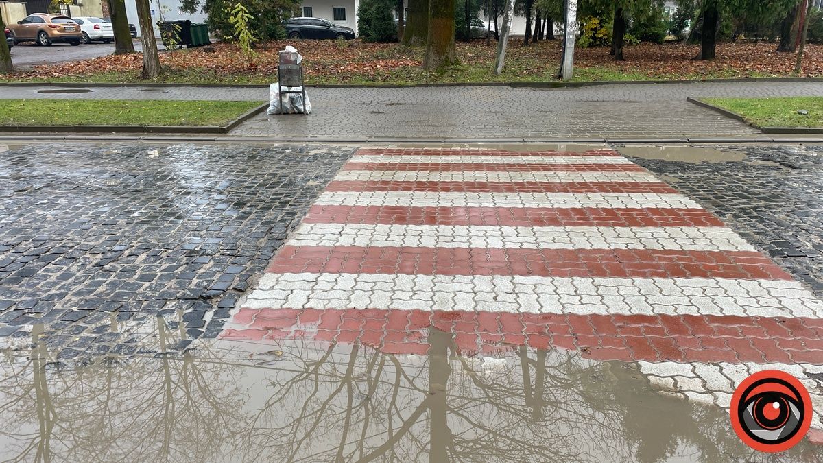 Перехід в болото, зате кольоровий: ситуація на бульварі в Коломиї 1