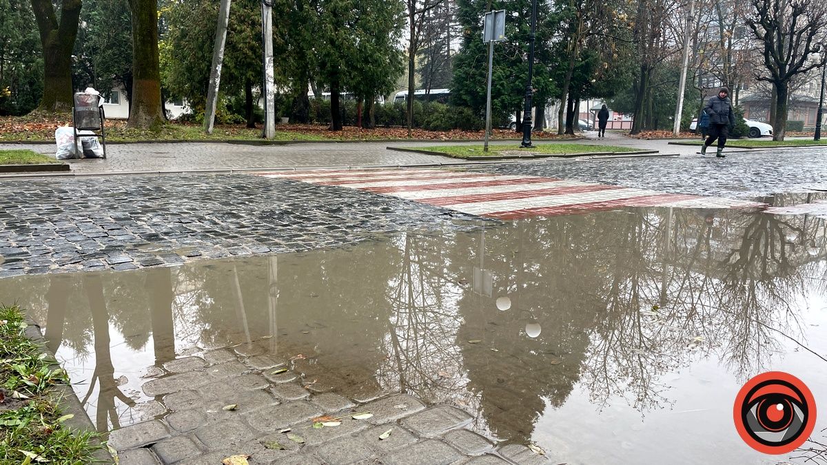 Перехід в болото, зате кольоровий: ситуація на бульварі в Коломиї 2