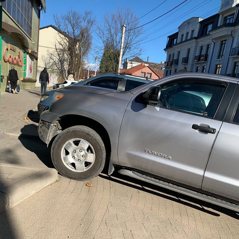 Вдруге за місяць: ще один водій заблокував пандус до супермаркету Коломиї 1