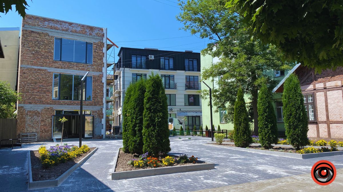 Сквер біля пам'ятника борцям за незалежність України, літо 2023.