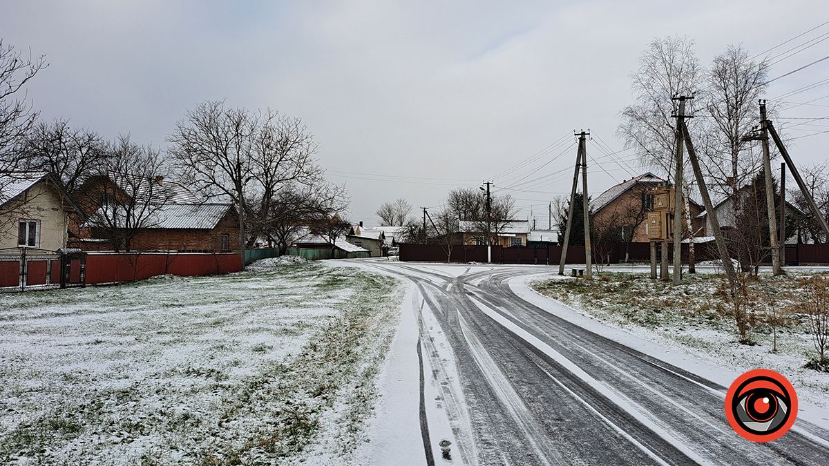 Чи встигли комунальники впоратися із обледенінням у Королівці та Воскресінцях Коломийської громади 4
