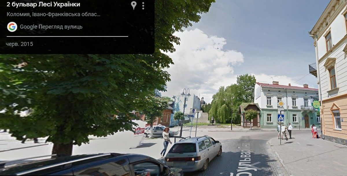 2015 рік. Площа перед пам'ятником борцям за Незалежність України ще не відремонтована. Її облаштували і відкрили для проходу влітку 2023 року