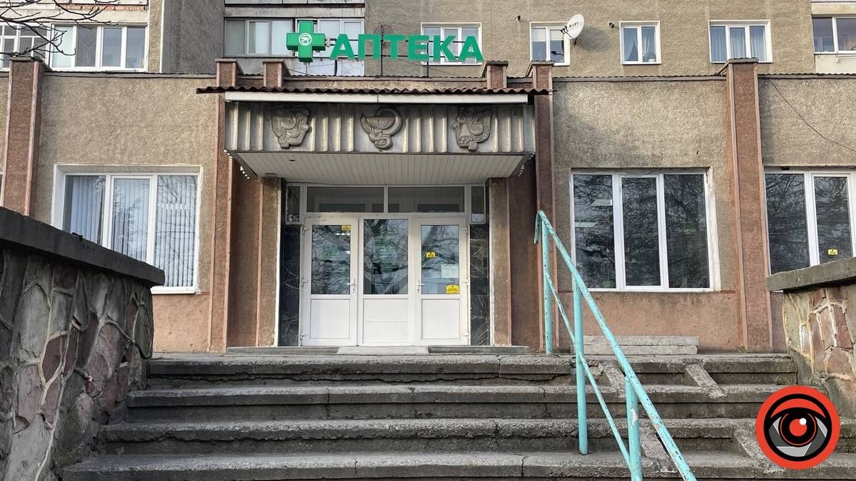 Активісти про ремонт у районній аптеці Коломиї: знищили унікальний модерністський інтерʼєр 4