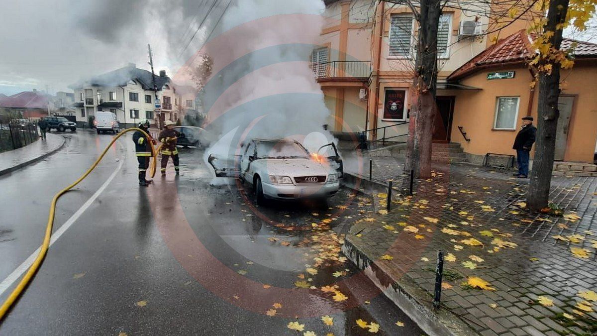 Вранці в центрі Коломиї палала Audi 2