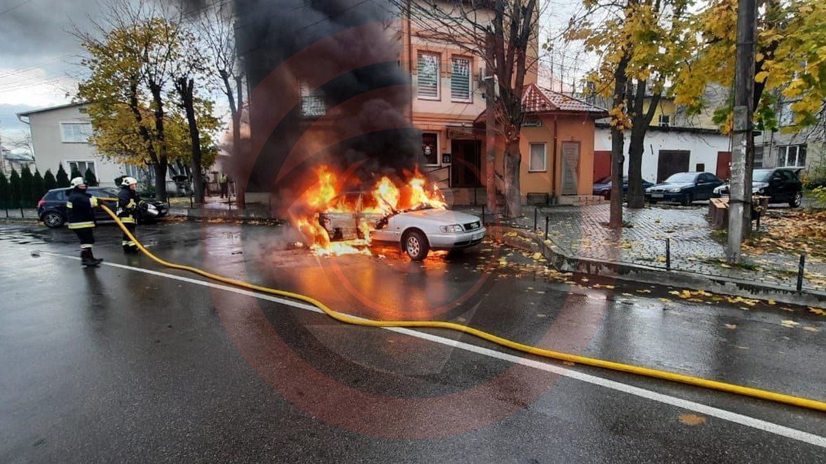 Вранці в центрі Коломиї палала Audi 3