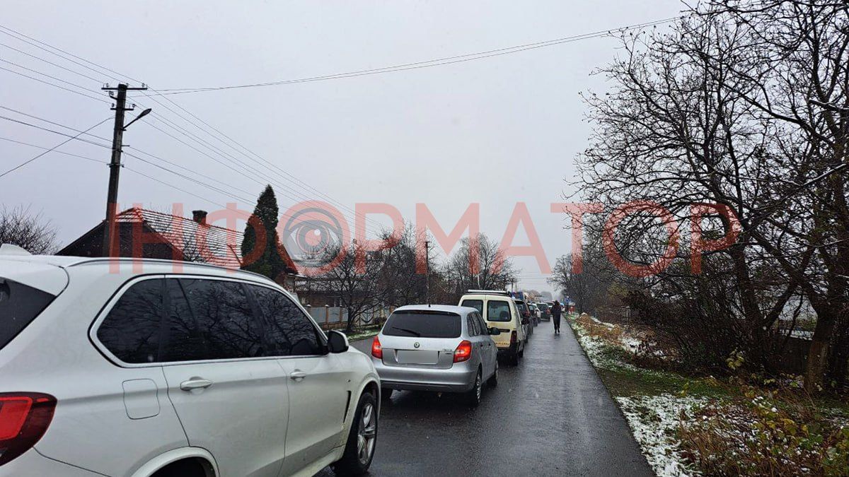 ДТП у Корничі: на кільці "Мазда" врізалась у "ВАЗ" 7