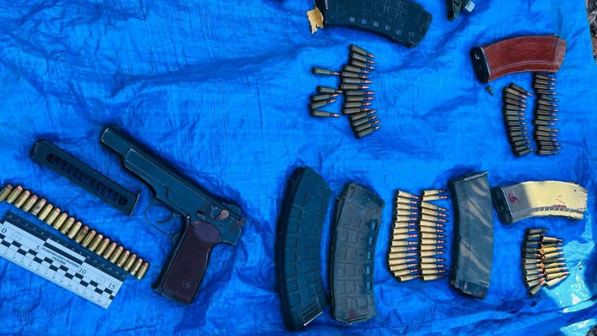 Цілий арсенал боєприпасів та зброї виявили правоохоронці на Коломийщині 1