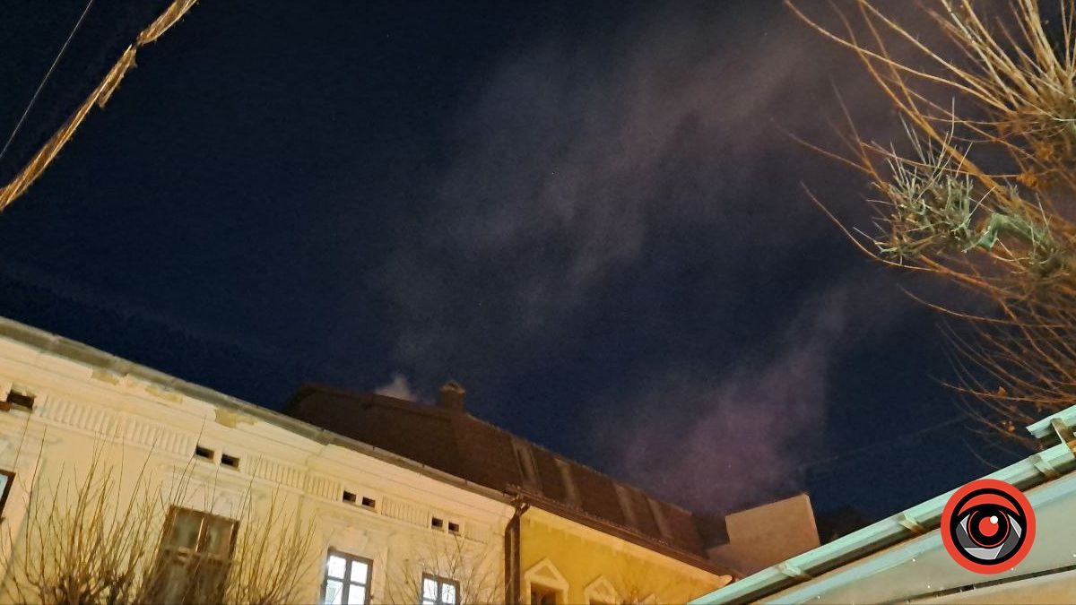 На одній із вулиць Коломиї рятувальники ліквідують пожежу 2