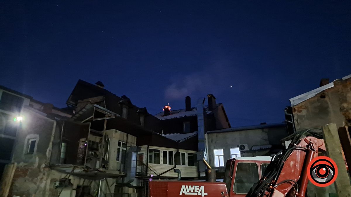 На одній із вулиць Коломиї рятувальники ліквідують пожежу 1