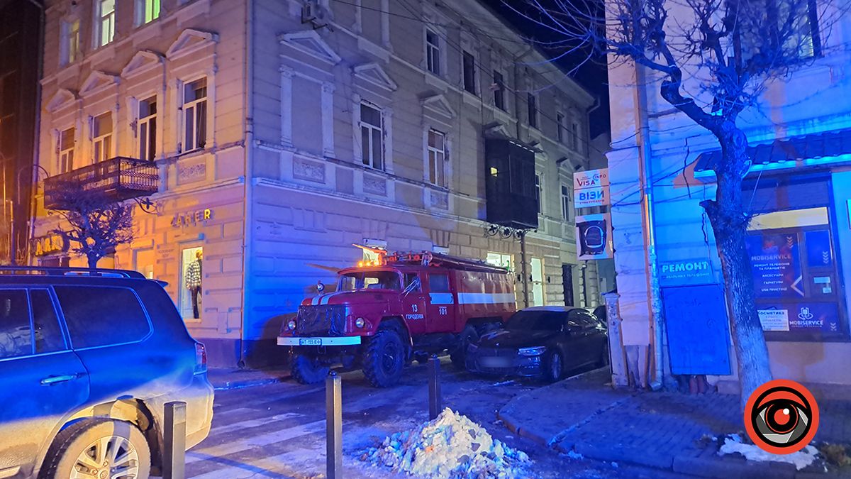 На одній із вулиць Коломиї рятувальники ліквідують пожежу 3