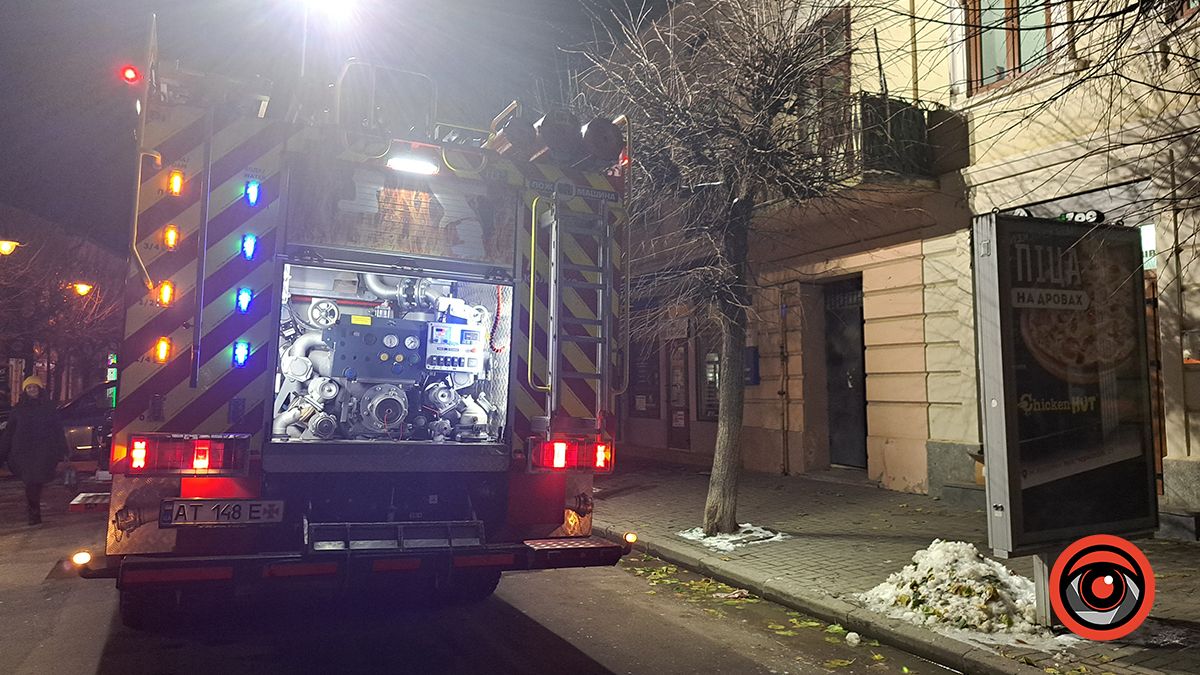 На одній із вулиць Коломиї рятувальники ліквідують пожежу 4