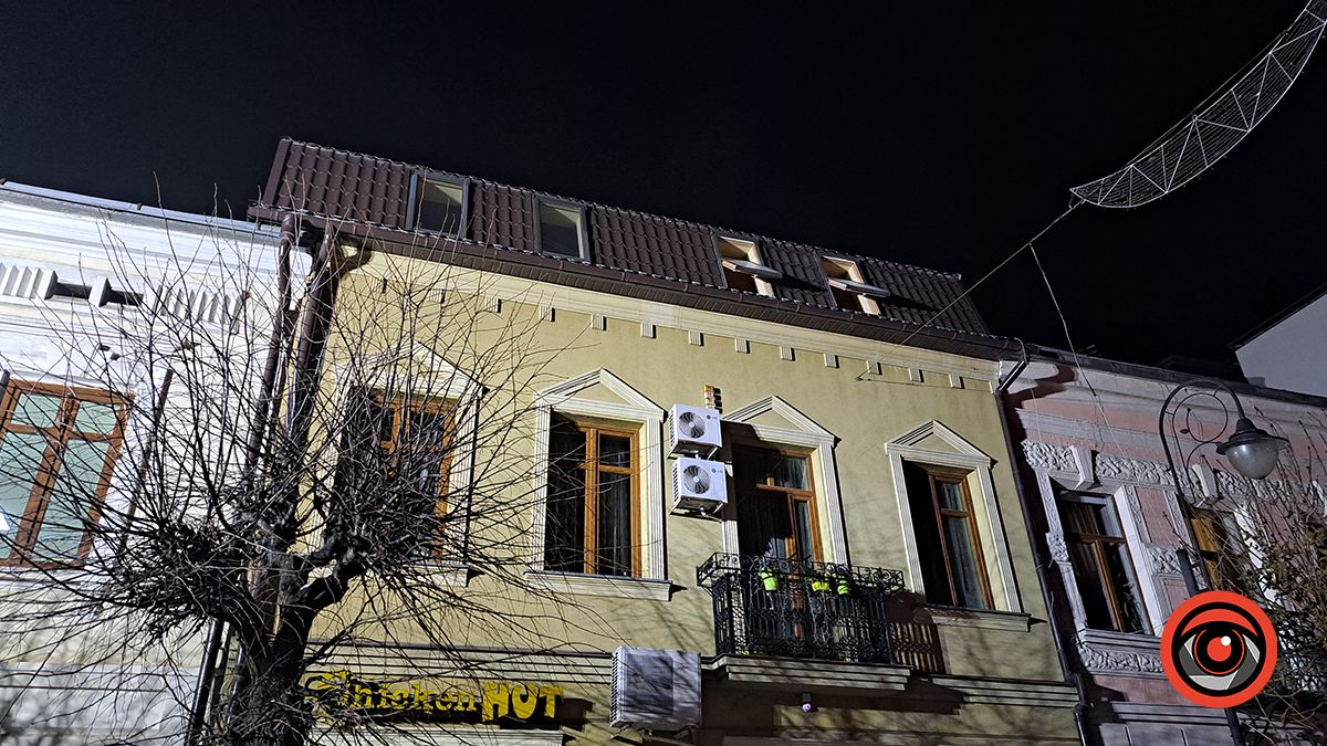 На одній із вулиць Коломиї рятувальники ліквідують пожежу 5