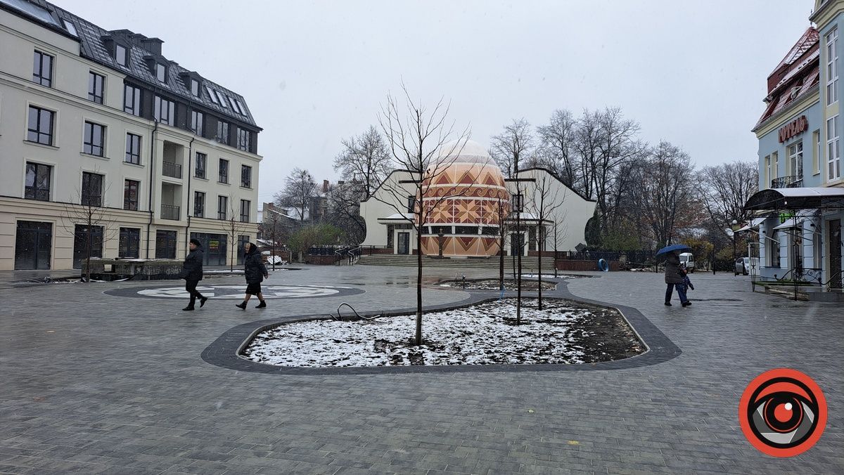 оновлена площа перед Писанкою