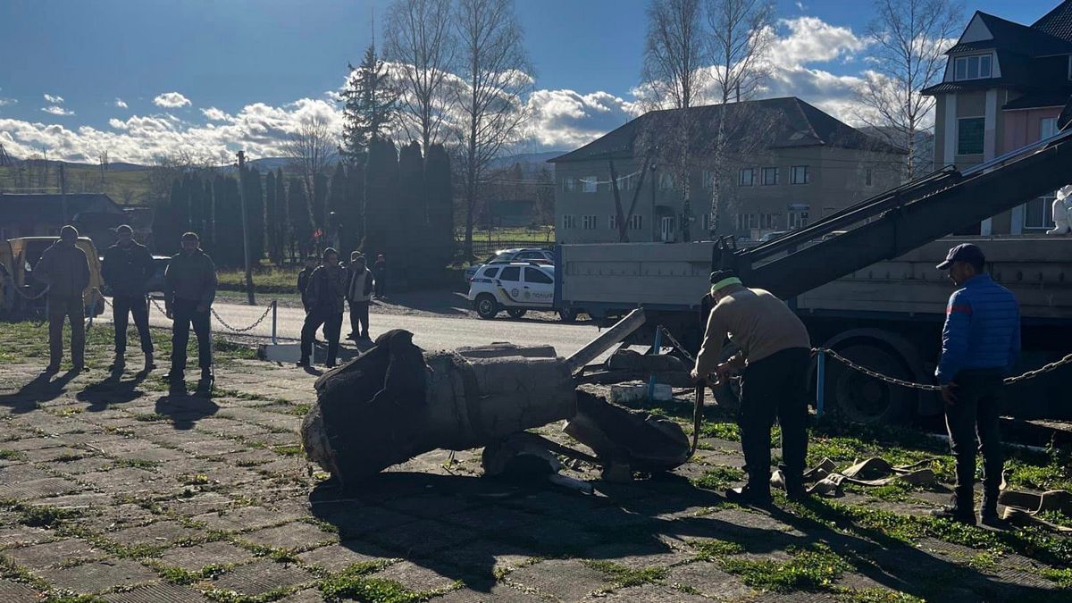 Демонтаж радянського пам'ятника у с. Середній Березів