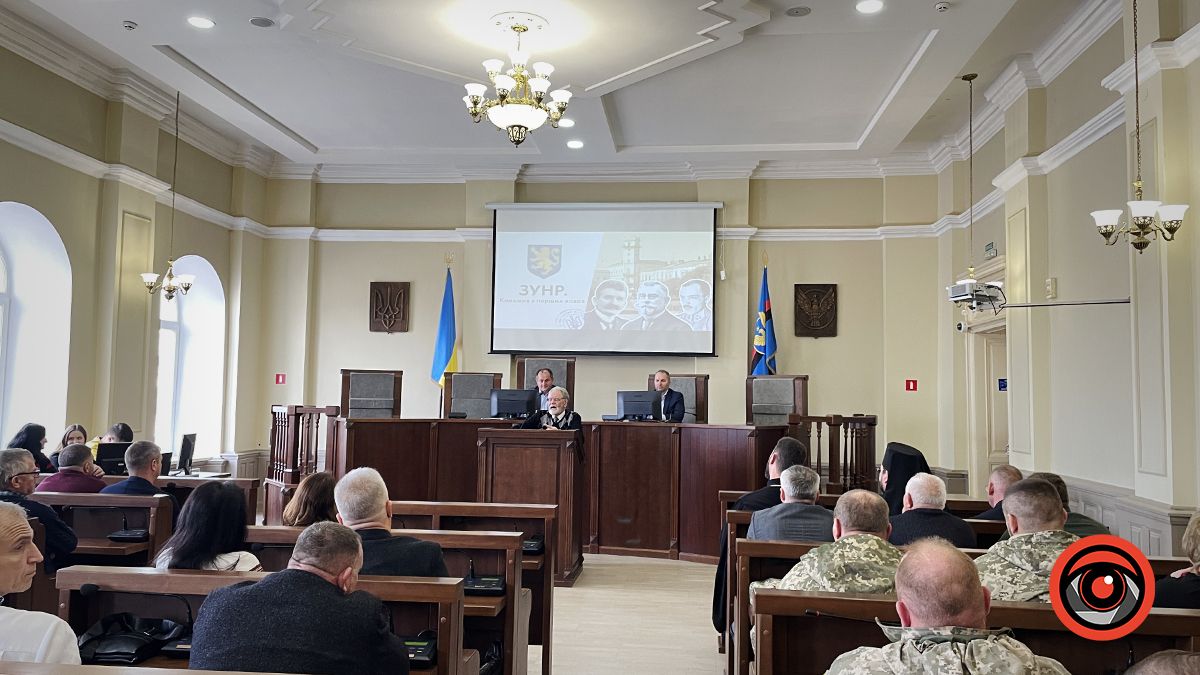 На святковій сесії Коломийської міської ради вручали подяки, грамоти, нагрудні знаки і слухали лекцію Івана Монолатія 2