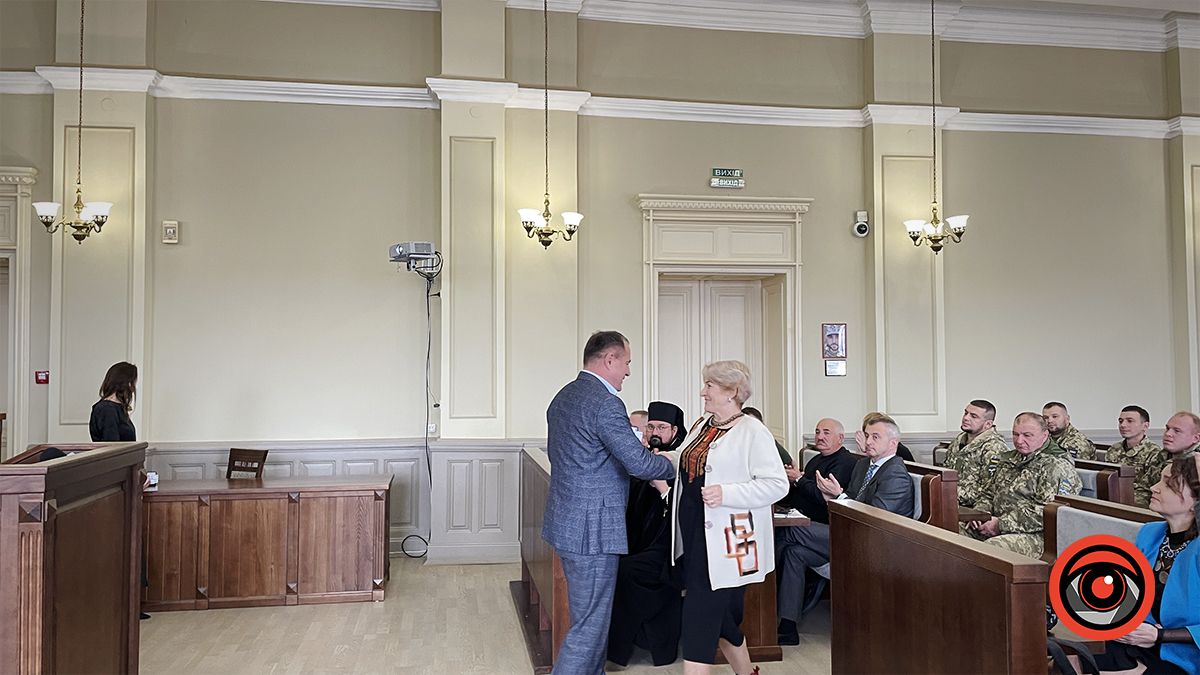 На святковій сесії Коломийської міської ради вручали подяки, грамоти, нагрудні знаки і слухали лекцію Івана Монолатія 7