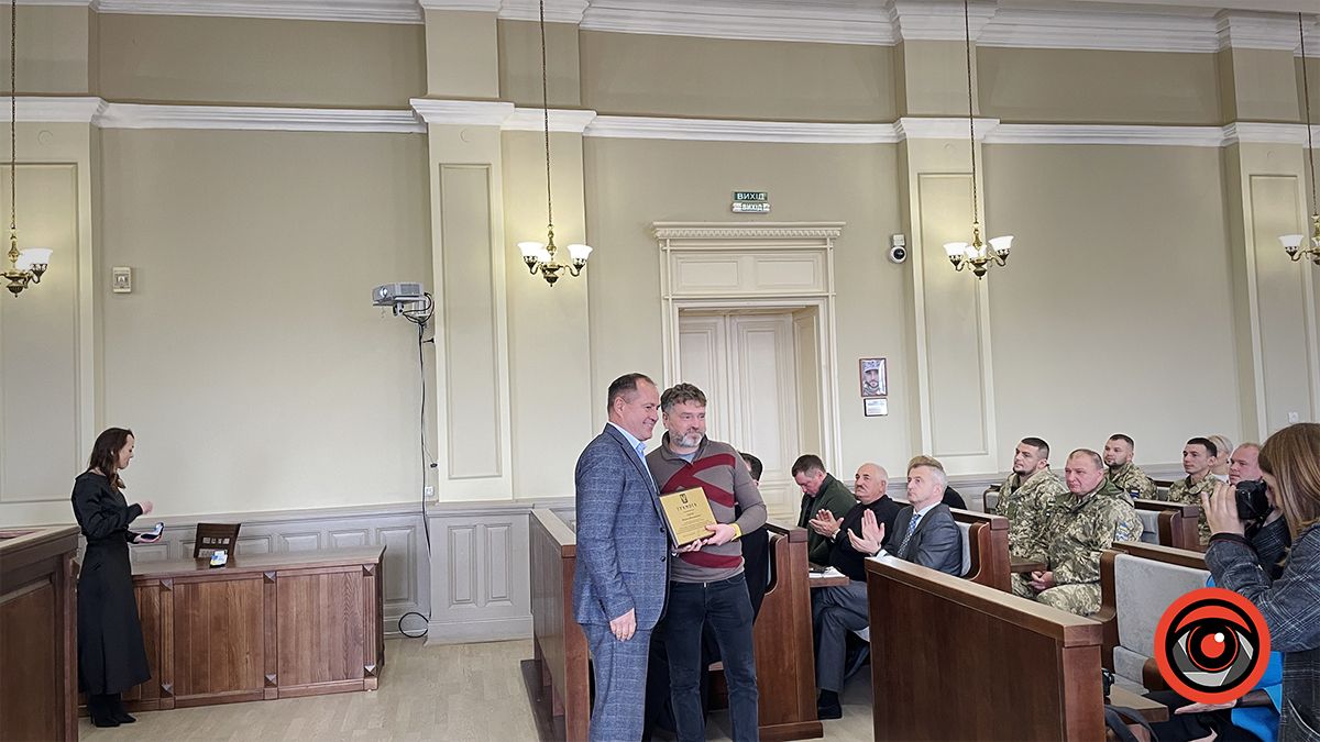 На святковій сесії Коломийської міської ради вручали подяки, грамоти, нагрудні знаки і слухали лекцію Івана Монолатія 8