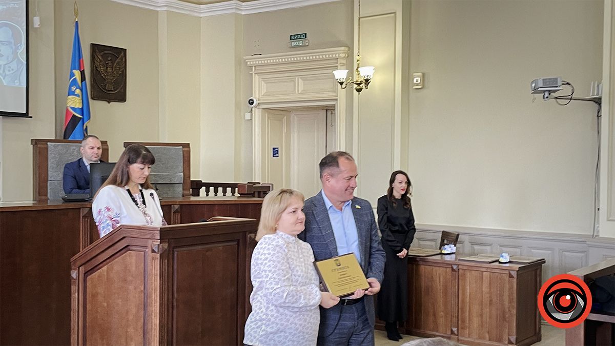 На святковій сесії Коломийської міської ради вручали подяки, грамоти, нагрудні знаки і слухали лекцію Івана Монолатія 9