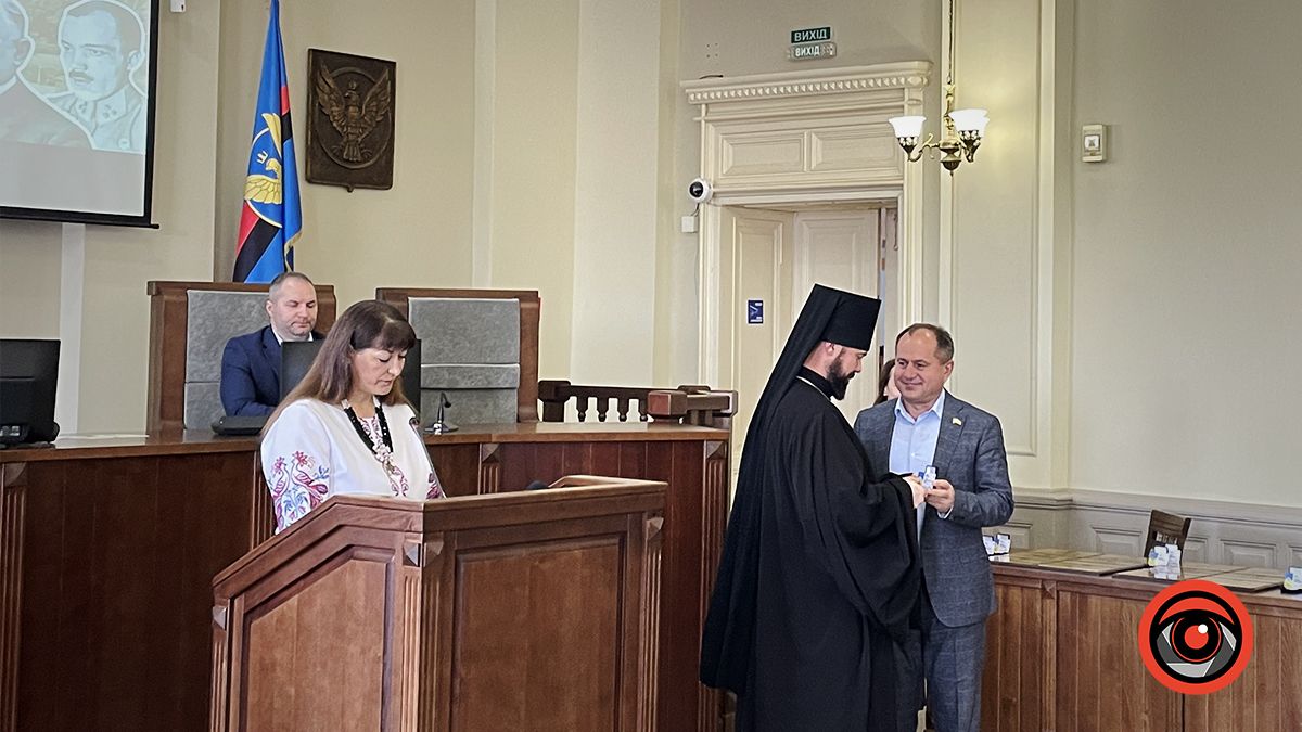 На святковій сесії Коломийської міської ради вручали подяки, грамоти, нагрудні знаки і слухали лекцію Івана Монолатія 11