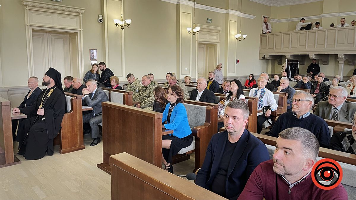 На святковій сесії Коломийської міської ради вручали подяки, грамоти, нагрудні знаки і слухали лекцію Івана Монолатія 12