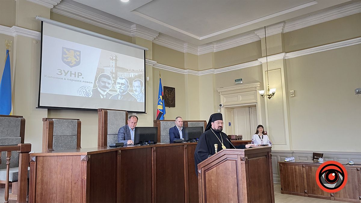 На святковій сесії Коломийської міської ради вручали подяки, грамоти, нагрудні знаки і слухали лекцію Івана Монолатія 13