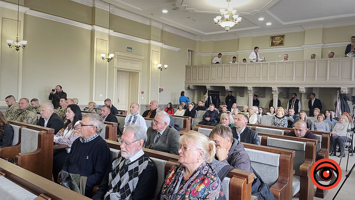 На святковій сесії Коломийської міської ради вручали подяки, грамоти, нагрудні знаки і слухали лекцію Івана Монолатія 14