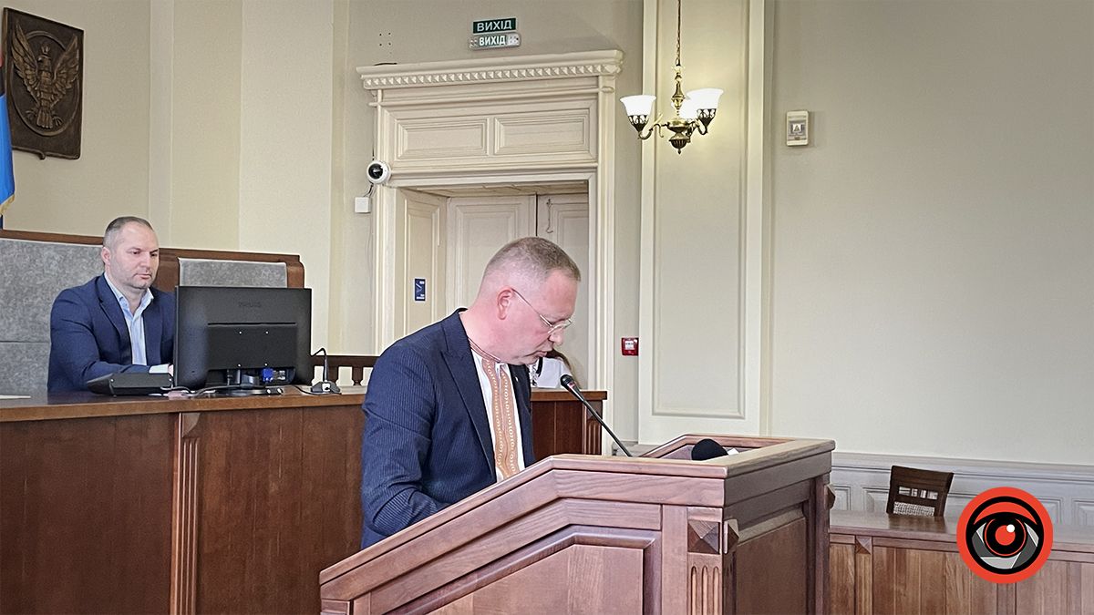 На святковій сесії Коломийської міської ради вручали подяки, грамоти, нагрудні знаки і слухали лекцію Івана Монолатія 1