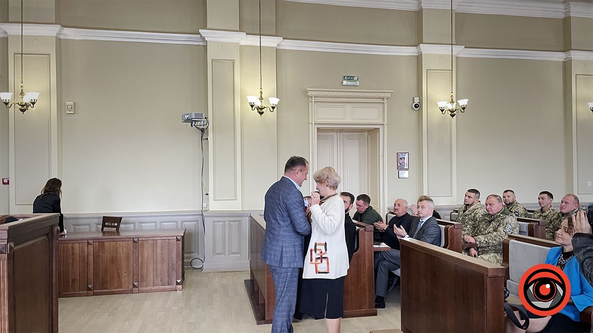 На святковій сесії Коломийської міської ради вручали подяки, грамоти, нагрудні знаки і слухали лекцію Івана Монолатія 4