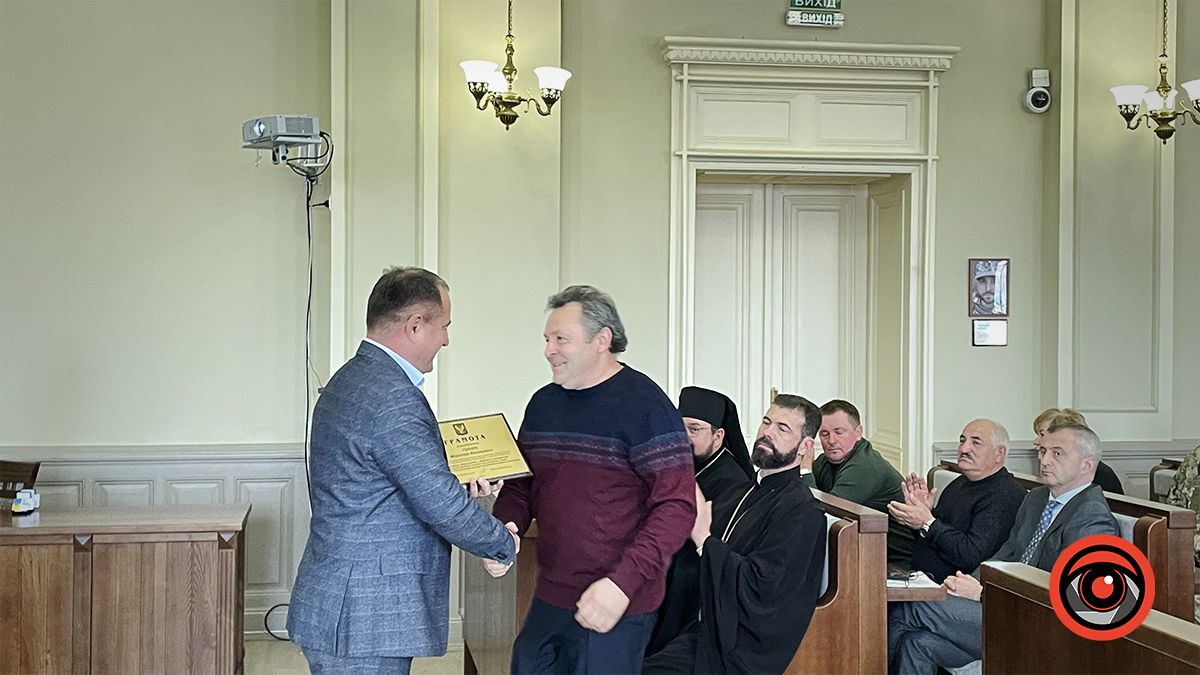 На святковій сесії Коломийської міської ради вручали подяки, грамоти, нагрудні знаки і слухали лекцію Івана Монолатія 3