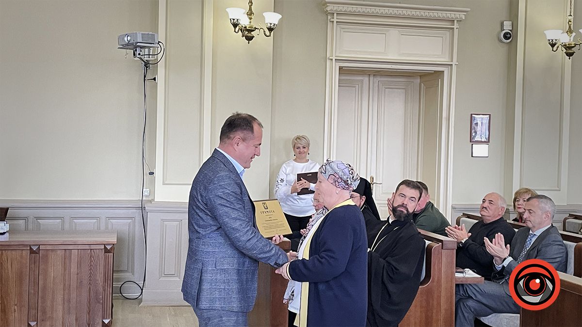 На святковій сесії Коломийської міської ради вручали подяки, грамоти, нагрудні знаки і слухали лекцію Івана Монолатія 5