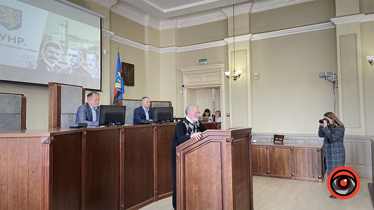 На святковій сесії Коломийської міської ради вручали подяки, грамоти, нагрудні знаки і слухали лекцію Івана Монолатія 6