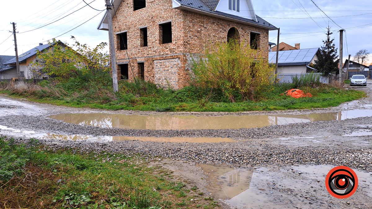 Вулиці Героїв УПА та Веделя потопають у багнюці 4