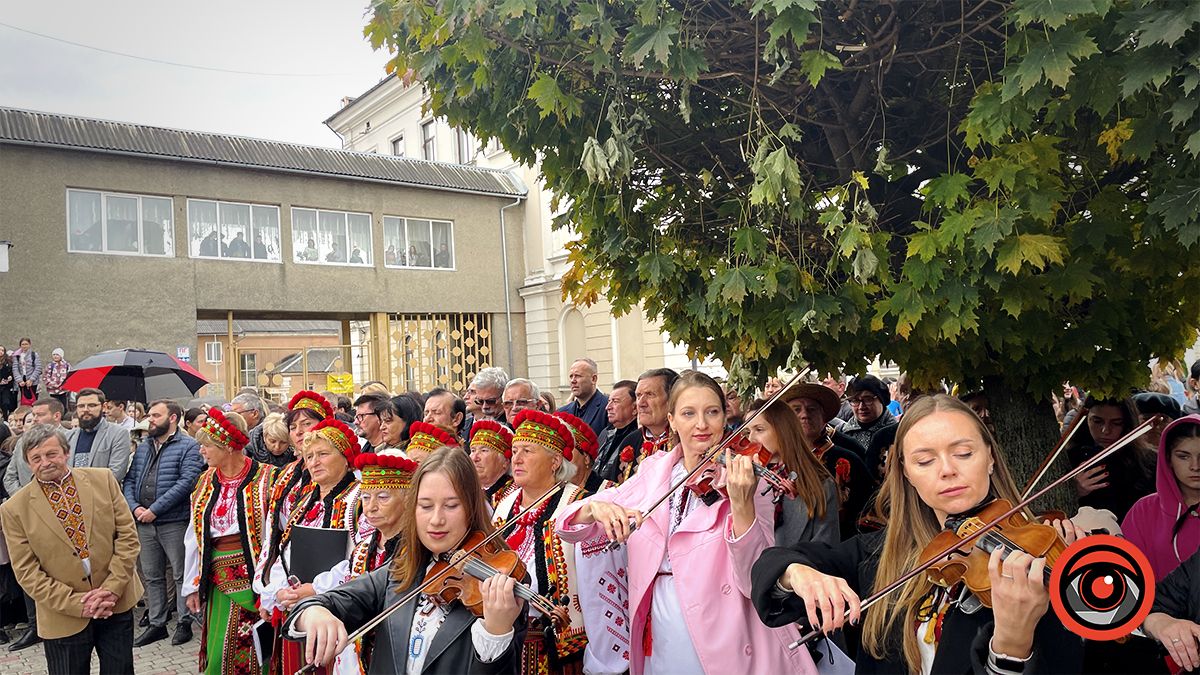 Повернувся до рідної Альма-матер: Перед ліцеєм №1 у Коломиї відкрили пам'ятник Василю Стефанику 9