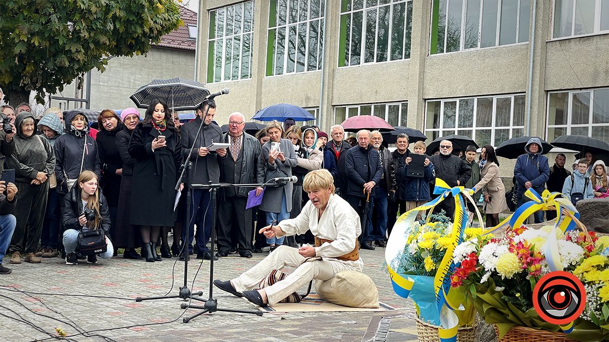 Повернувся до рідної Альма-матер: Перед ліцеєм №1 у Коломиї відкрили пам'ятник Василю Стефанику 12