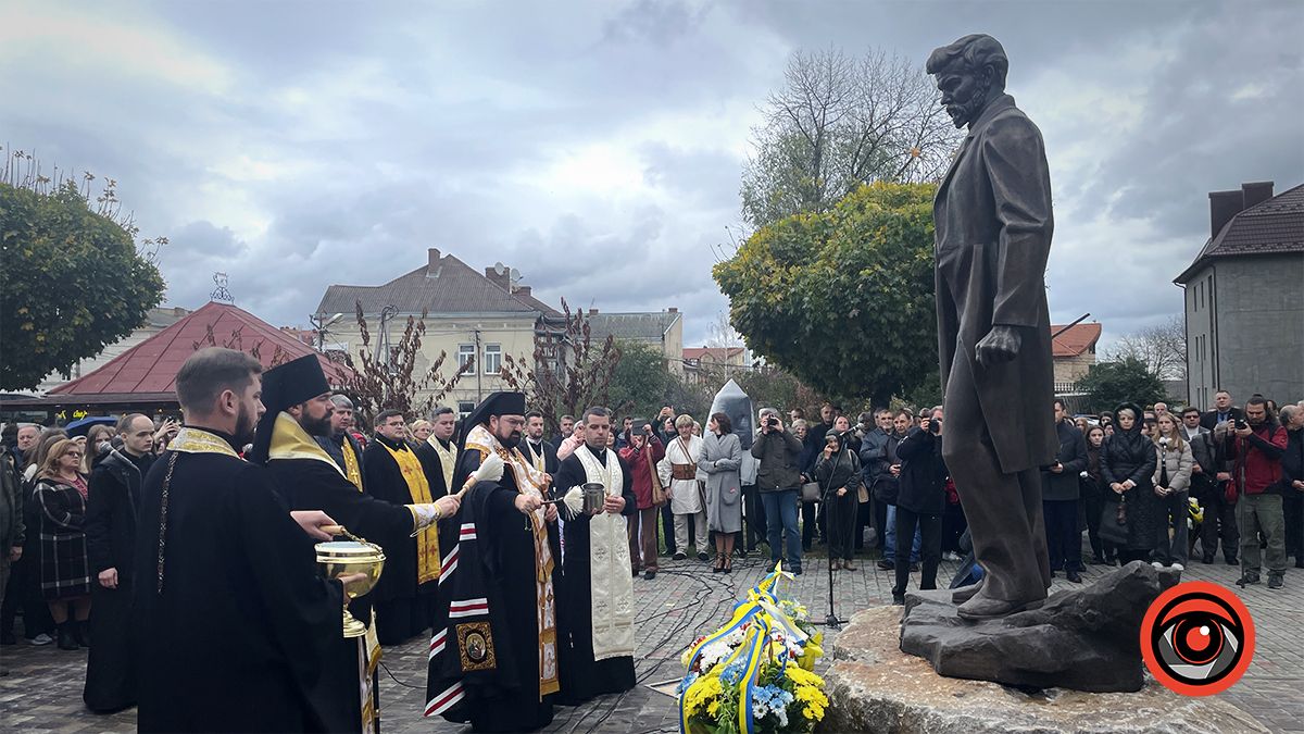 Повернувся до рідної Альма-матер: Перед ліцеєм №1 у Коломиї відкрили пам'ятник Василю Стефанику 6