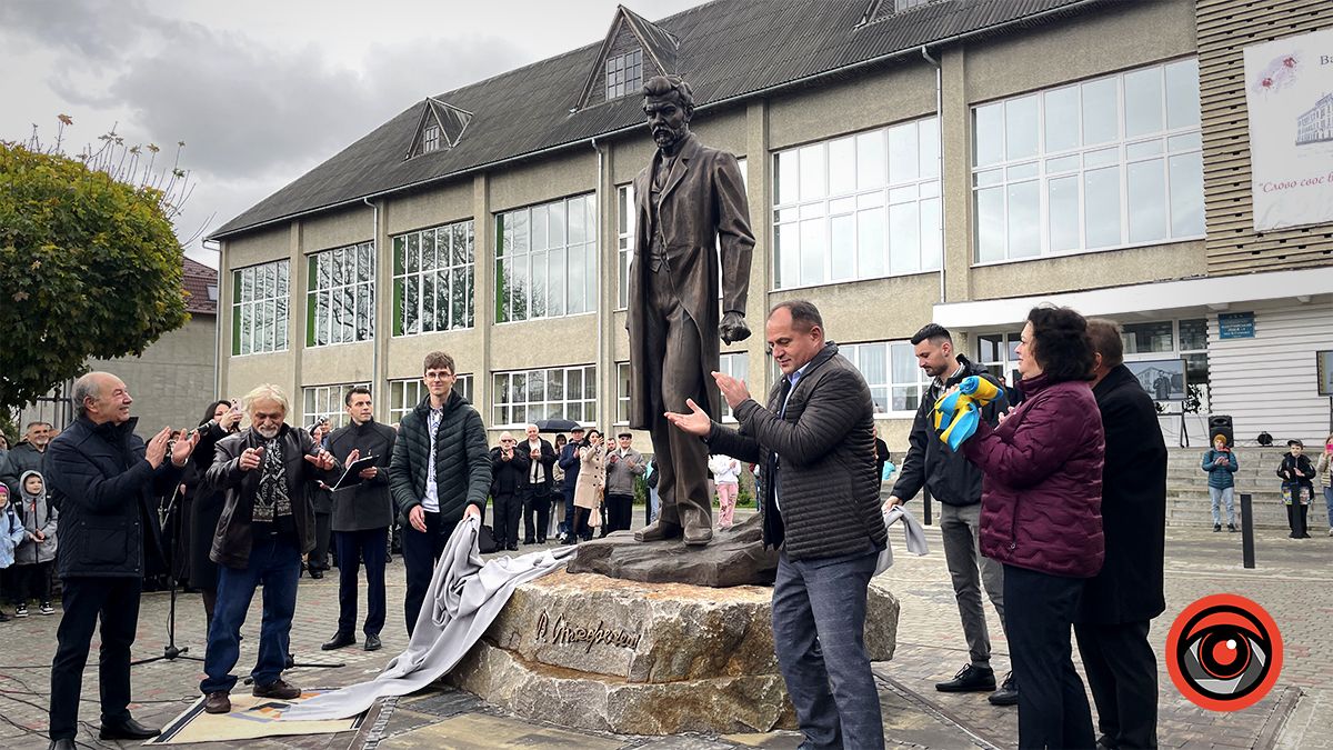 Повернувся до рідної Альма-матер: Перед ліцеєм №1 у Коломиї відкрили пам'ятник Василю Стефанику 4