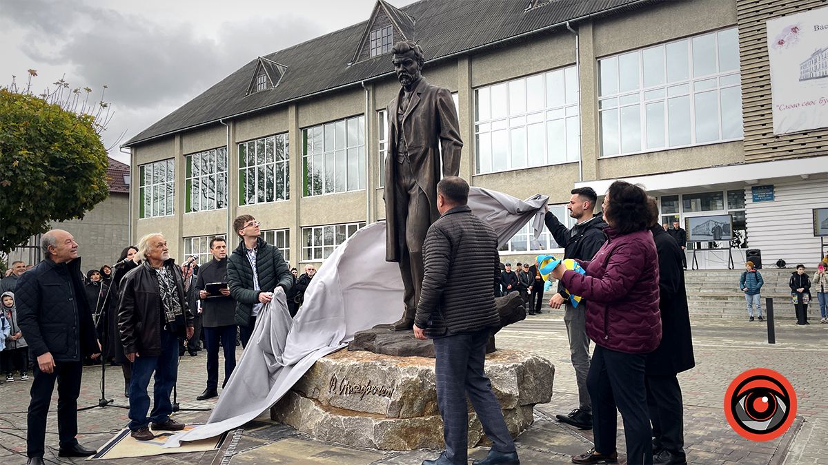 Повернувся до рідної Альма-матер: Перед ліцеєм №1 у Коломиї відкрили пам'ятник Василю Стефанику