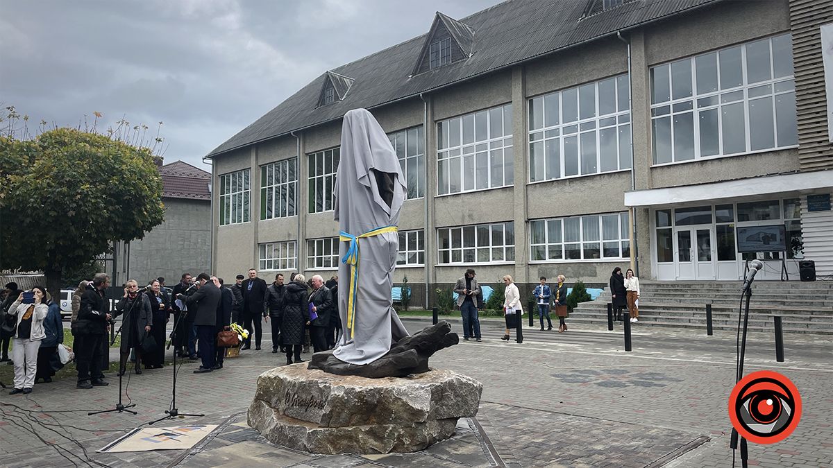 Повернувся до рідної Альма-матер: Перед ліцеєм №1 у Коломиї відкрили пам'ятник Василю Стефанику 1