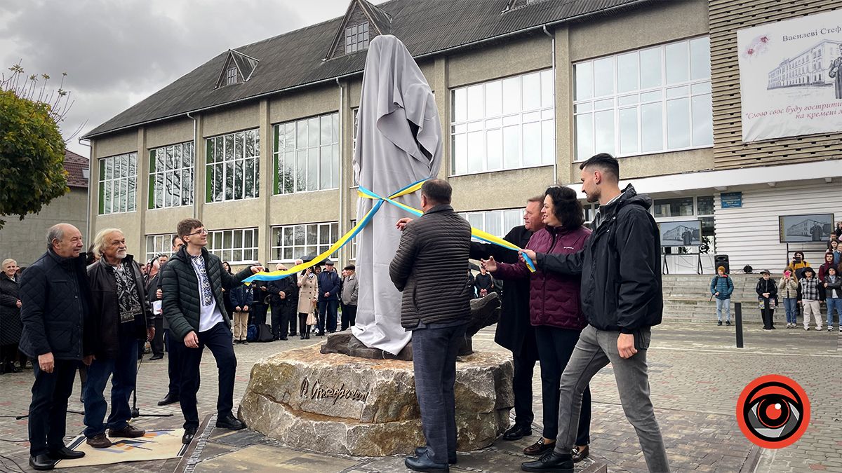 Повернувся до рідної Альма-матер: Перед ліцеєм №1 у Коломиї відкрили пам'ятник Василю Стефанику 3