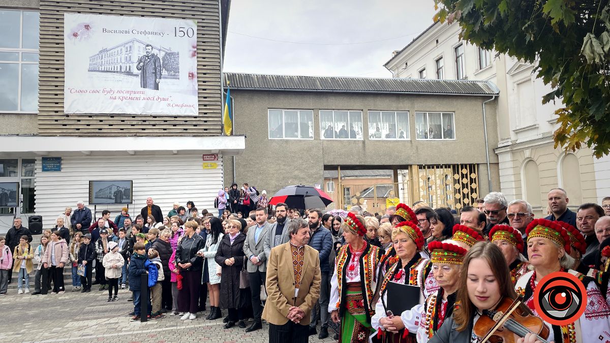 Повернувся до рідної Альма-матер: Перед ліцеєм №1 у Коломиї відкрили пам'ятник Василю Стефанику 2