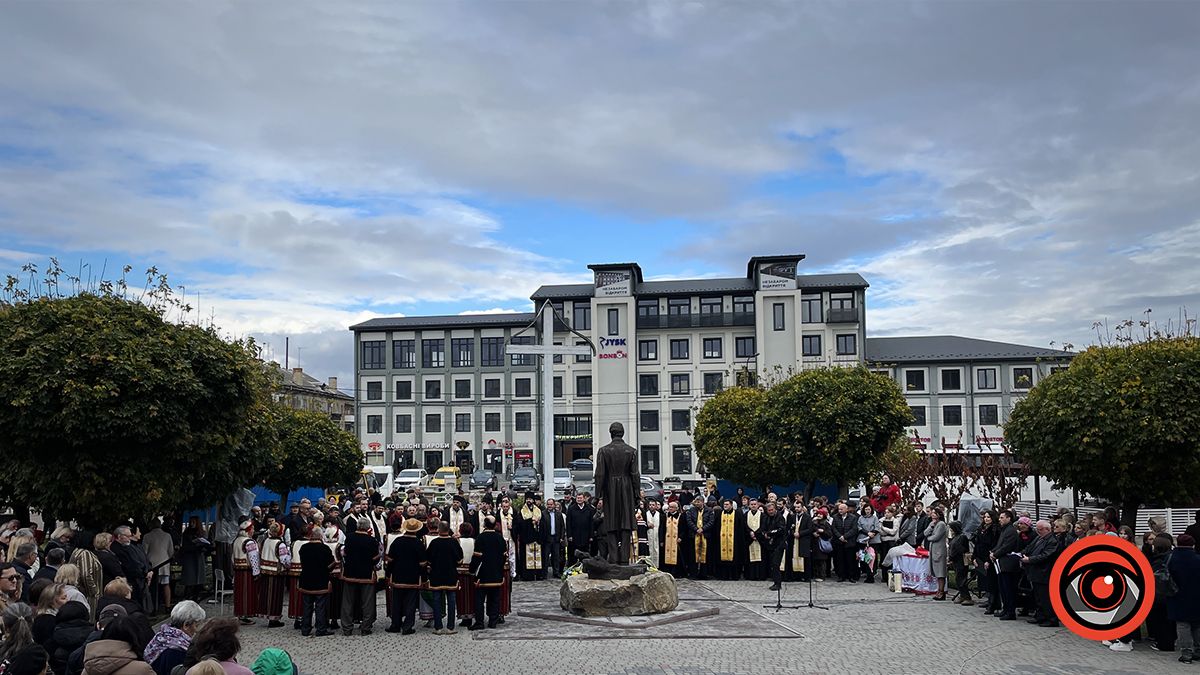 Повернувся до рідної Альма-матер: Перед ліцеєм №1 у Коломиї відкрили пам'ятник Василю Стефанику 7