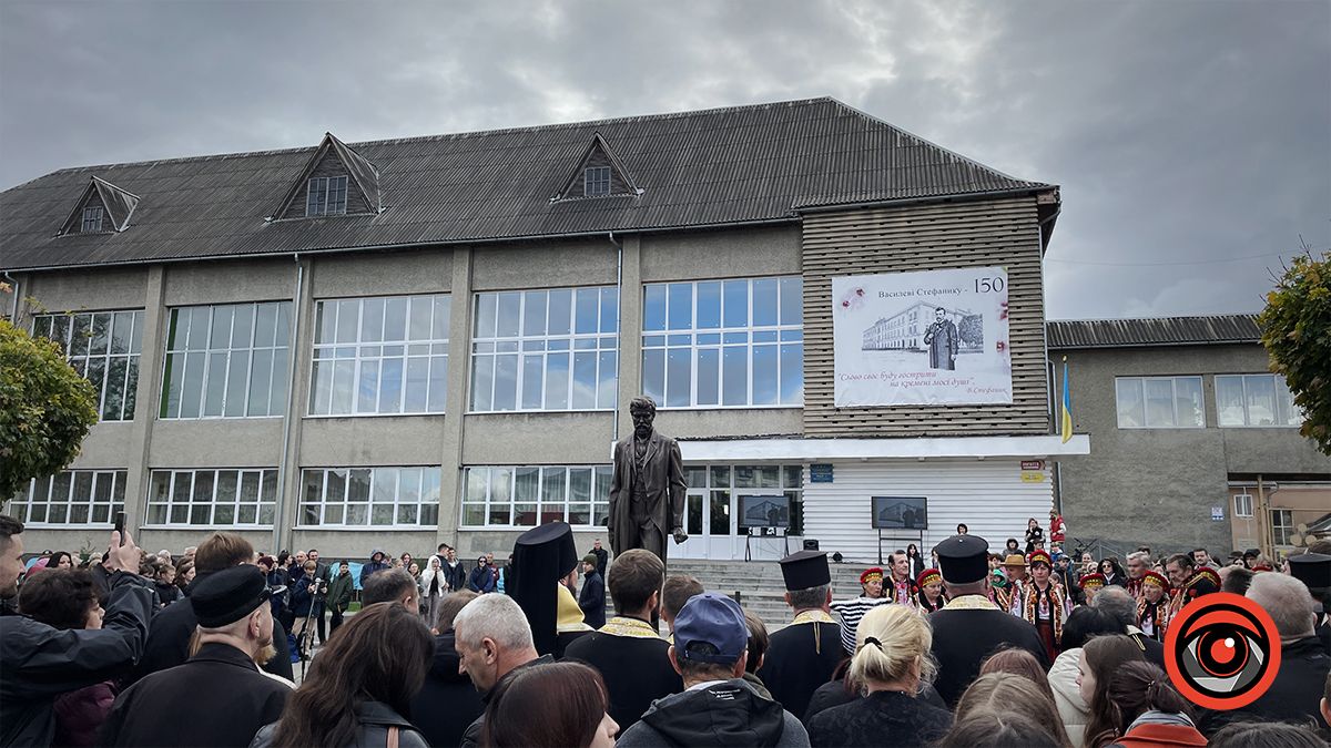 Повернувся до рідної Альма-матер: Перед ліцеєм №1 у Коломиї відкрили пам'ятник Василю Стефанику 8
