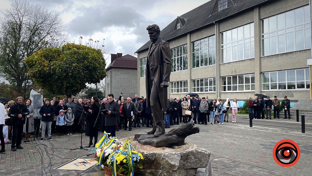 Повернувся до рідної Альма-матер: Перед ліцеєм №1 у Коломиї відкрили пам'ятник Василю Стефанику 10
