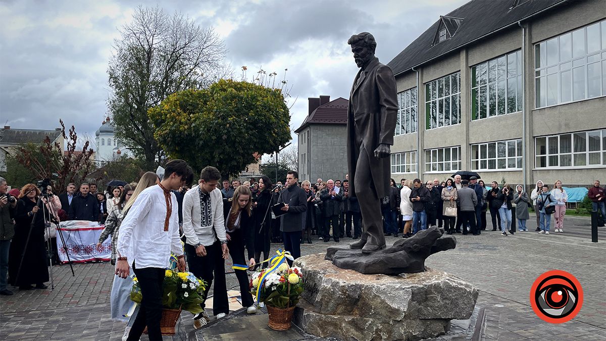 Повернувся до рідної Альма-матер: Перед ліцеєм №1 у Коломиї відкрили пам'ятник Василю Стефанику 11