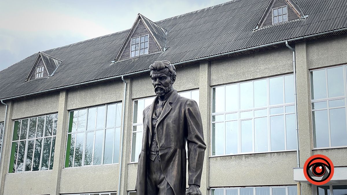 Повернувся до рідної Альма-матер: Перед ліцеєм №1 у Коломиї відкрили пам'ятник Василю Стефанику 5