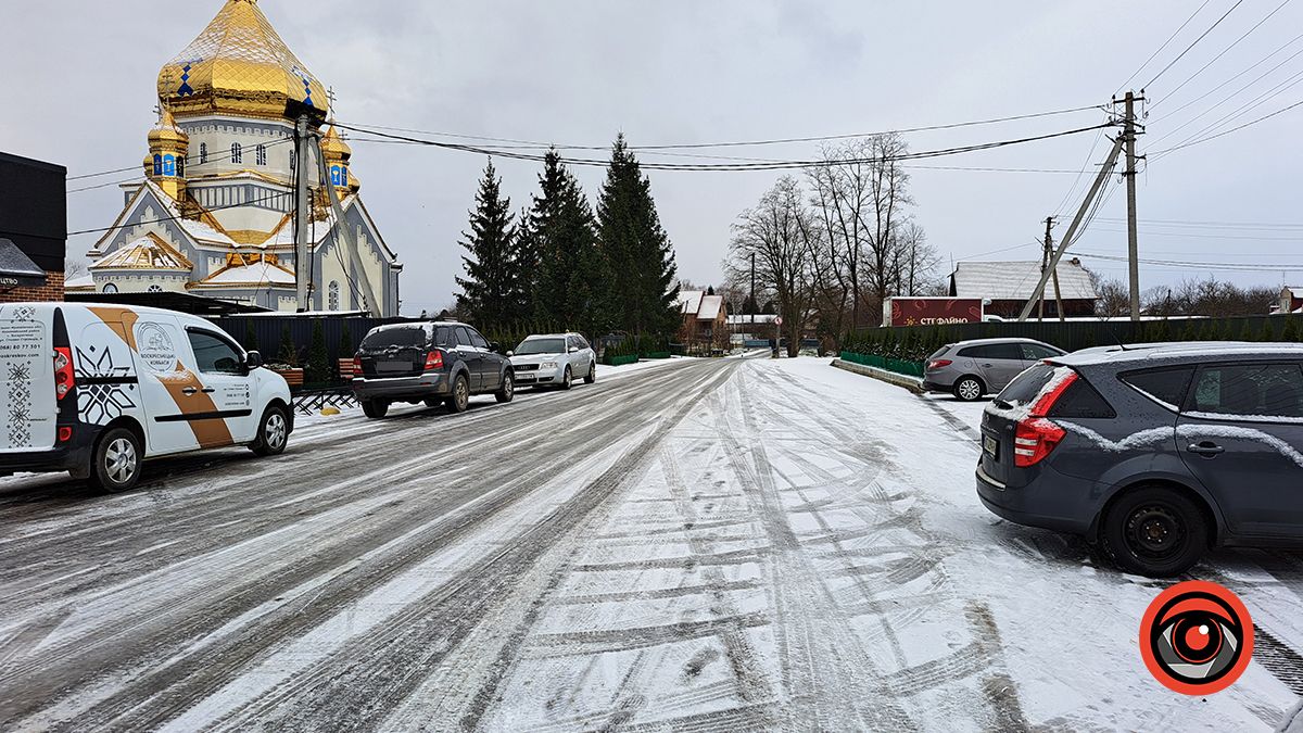 Чи встигли комунальники впоратися із обледенінням у Королівці та Воскресінцях Коломийської громади 3