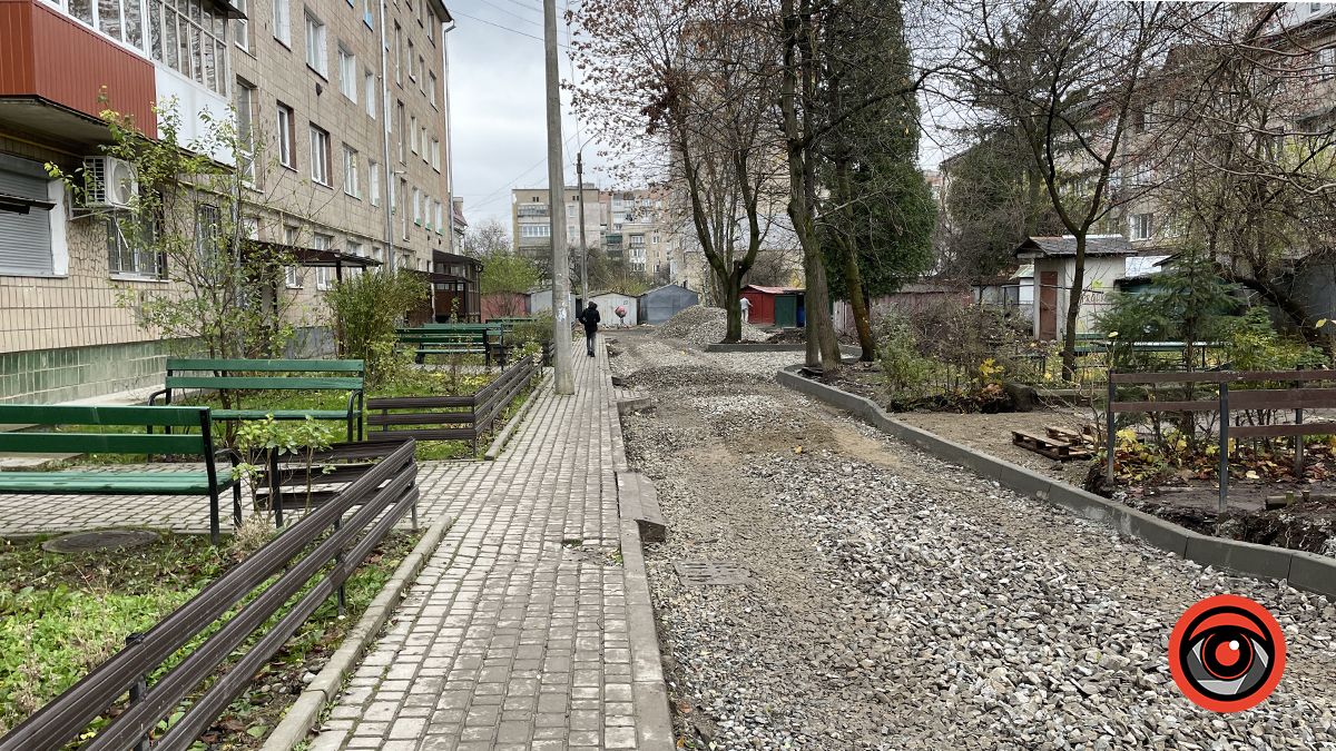 На вулиці Січових Стрільців у Коломиї розпочали ремонт дороги біля багатоповерхівки 11