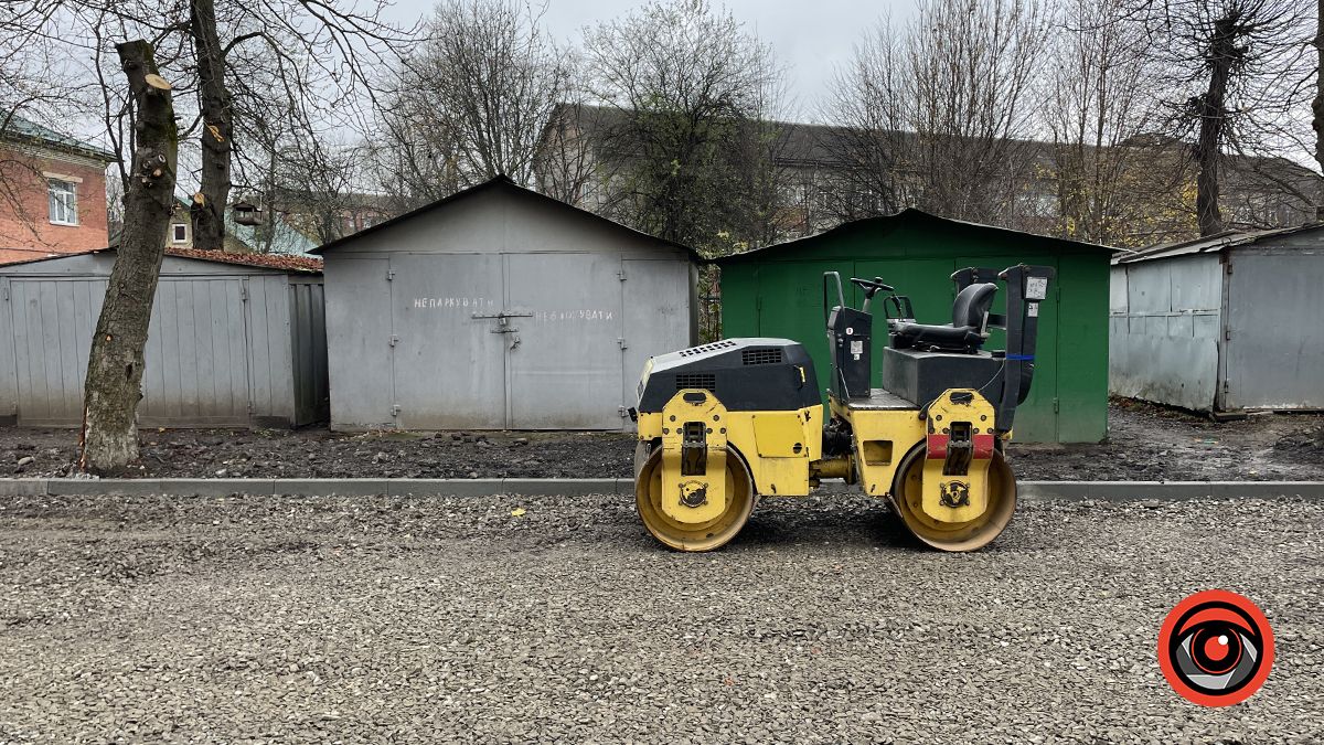 На вулиці Січових Стрільців у Коломиї розпочали ремонт дороги біля багатоповерхівки 10