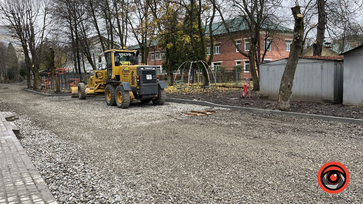 На вулиці Січових Стрільців у Коломиї розпочали ремонт дороги біля багатоповерхівки 9